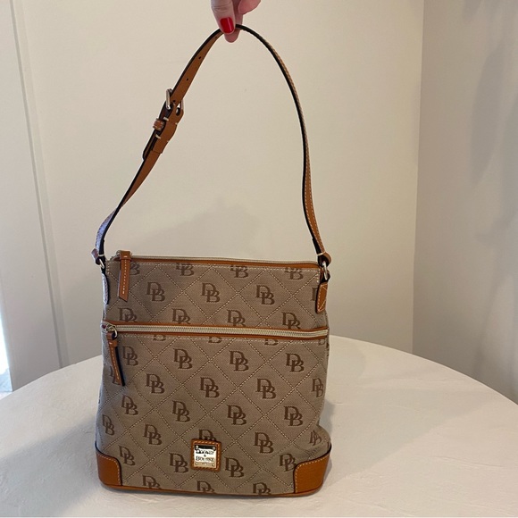 Dooney & Bourke Womens Quilt Logo Handbag (Tan) - Picture 3 of 9
